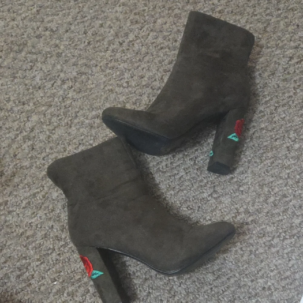 Elegant Brown Ankle Boots with Floral Detail - Picture 3 of 5